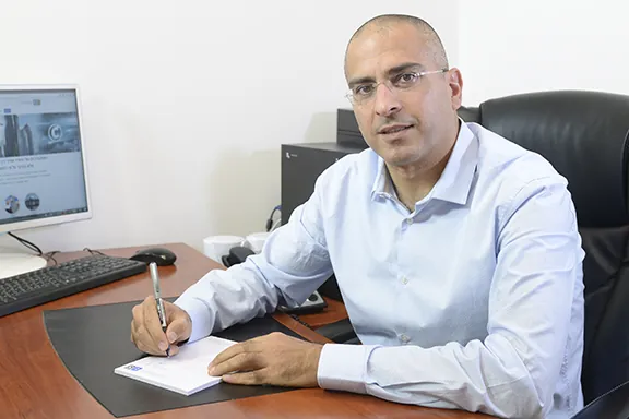 עו